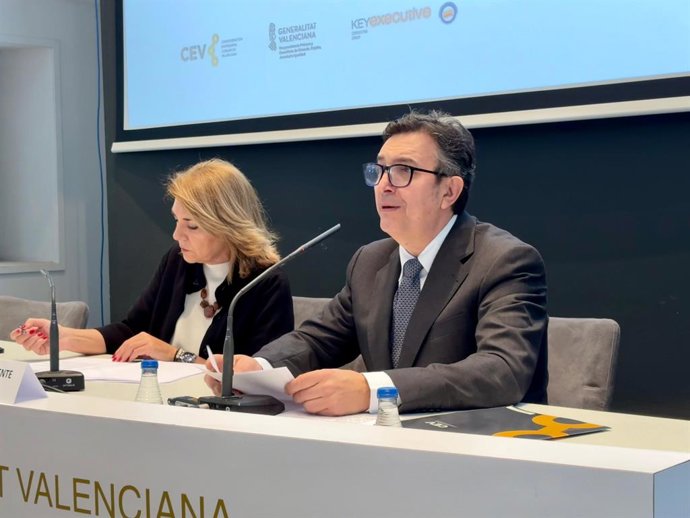 El president de la CEV, Vicente Lafuente, i la vicepresidenta primera i consellera d'Habitatge, Ocupació, Joventut i Igualtat, Susana Camarero, en la presentació del primer 'Baròmetre de Benestar Laboral de la Comunitat Valenciana',