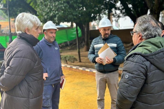 La delegada de Monumento Natural, Medioambiente y Sostenibilidad, Luisa Campos, en su visita a las obras de rehabilitación del acceso principal del Parque Blas Infante.