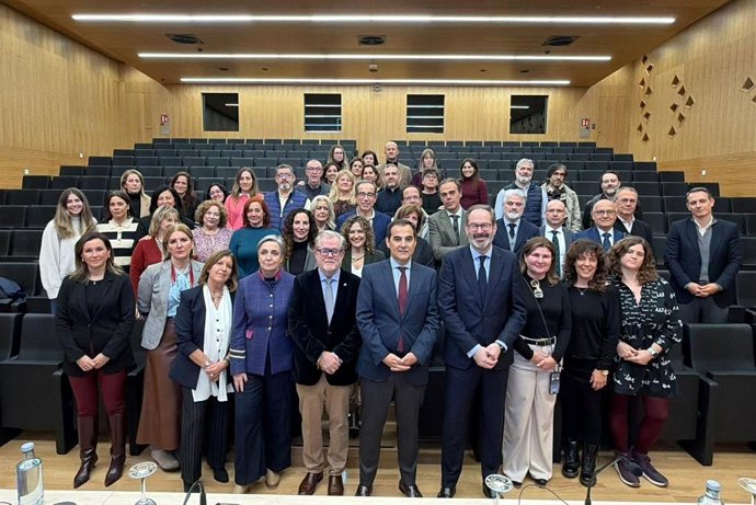 Nieto (centro), en una foto de familia con otros responsables de la Junta y de servicios que han intervenidos en el siniestro de Adamuz.