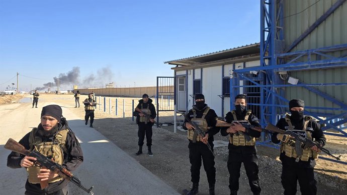 HASAKAH, 21 de janeiro de 2026 — Forças de segurança sírias estão posicionadas no campo de Al-Hol, na província de Hasakah, no nordeste da Síria, em 21 de janeiro de 2026. As autoridades internas da Síria e a autoridade operacional do exército emitiram al