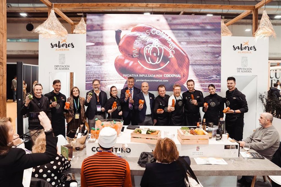 Chefs participantes y representantes de la Diputación de Almería y de Coexphal, durante una de las presentaciones del espacio 'Sabores Almería' en Madrid Fusión 2026.
