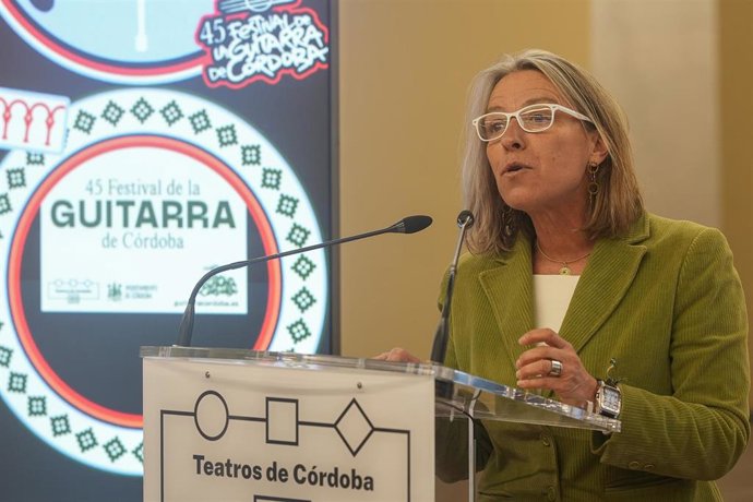La presidenta del IMAE, Isabel Albás, en la presentación del avance del Festival de la Guitarra.