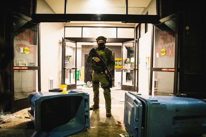 25 de janeiro de 2026, Minneapolis, Minnesota, EUA: Agentes federais protegem o prédio enquanto ativistas realizam uma manifestação barulhenta no hotel Home 2 Suites, em Minneapolis, onde foi relatado que agentes do ICE (Serviço de Imigração e Alfândega) 