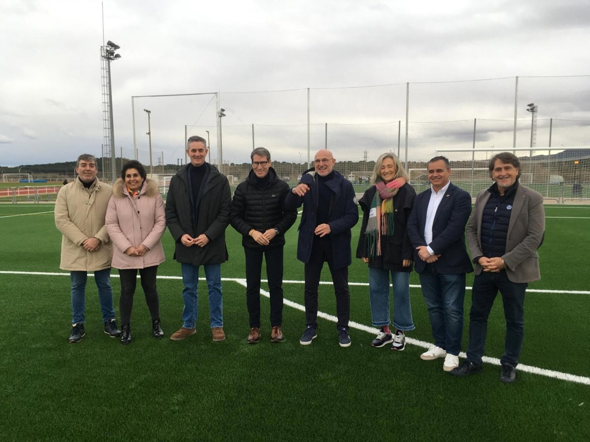 Luis de la Fuente anima a los niños a hacer deporte porque será una escuela de valores que les acompañará toda la vida