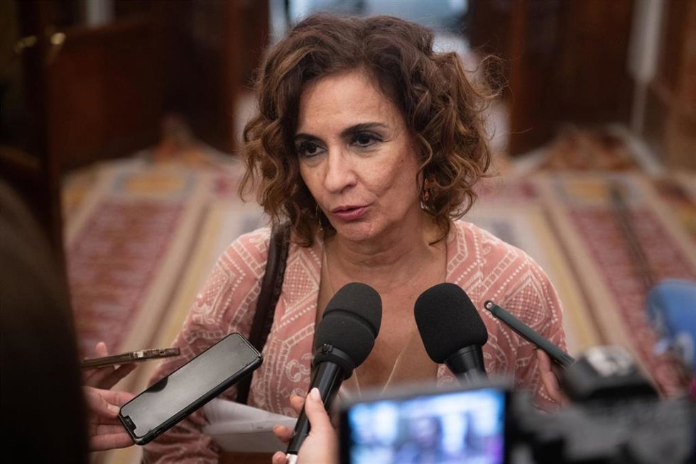 Archivo - La vicepresidenta primera y ministra de Hacienda, María Jesús Montero, en una imagen de archivo de unas declaraciones en el Congreso de los Diputados.