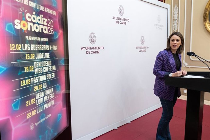 La teniente de alcalde de Fiestas y Carnaval del Ayuntamiento de Cádiz, Beatriz Gandullo, presenta el ciclo de conciertos gratuitos durante el Carnaval de Cádiz