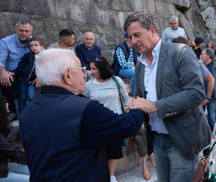 El secretario xeral del PSdeG, José Ramón Gómez Besetiro, saluda a una persona