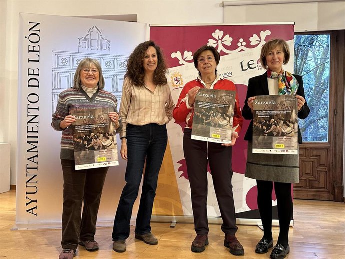 La concejala de Acción y Promoción Cultural del Ayuntamiento de León, Elena Aguado (centro derecha), con el cartel de la zarzuela 'Las de Caín', que acogerá el Auditorio de León este fin de semana en beneficio de Amnistía Internacional y Manos Unidas.
