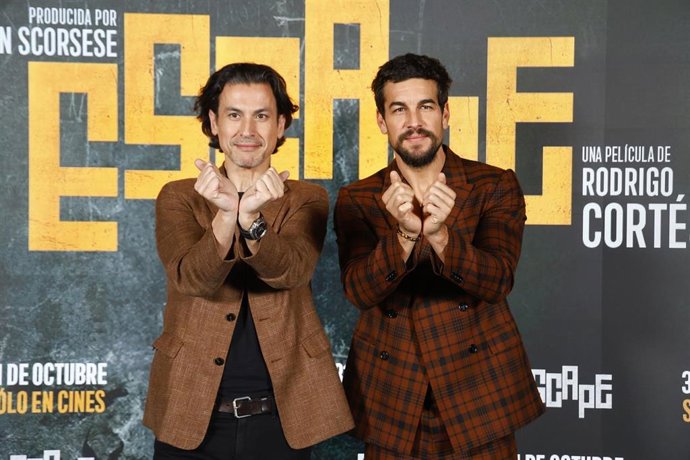 Archivo - El director Rodrigo Cortés y el actor Mario Casas posan en la presentación de la película 'Escape' en Gran Vía, a 29 de octubre de 2024, en Madrid (España). La película está protagonizada por Mario Casas junto a actores y actrices tan prestigios