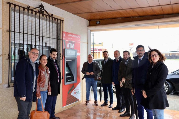 Responsables de la Junta y del Ayuntamiento de Fuente Palmera, en la inauguración del cajero de la pedanía de El Villar.