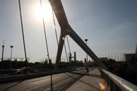 Hallan el cuerpo sin vida de un hombre sin hogar bajo el puente de la Barqueta en Sevilla