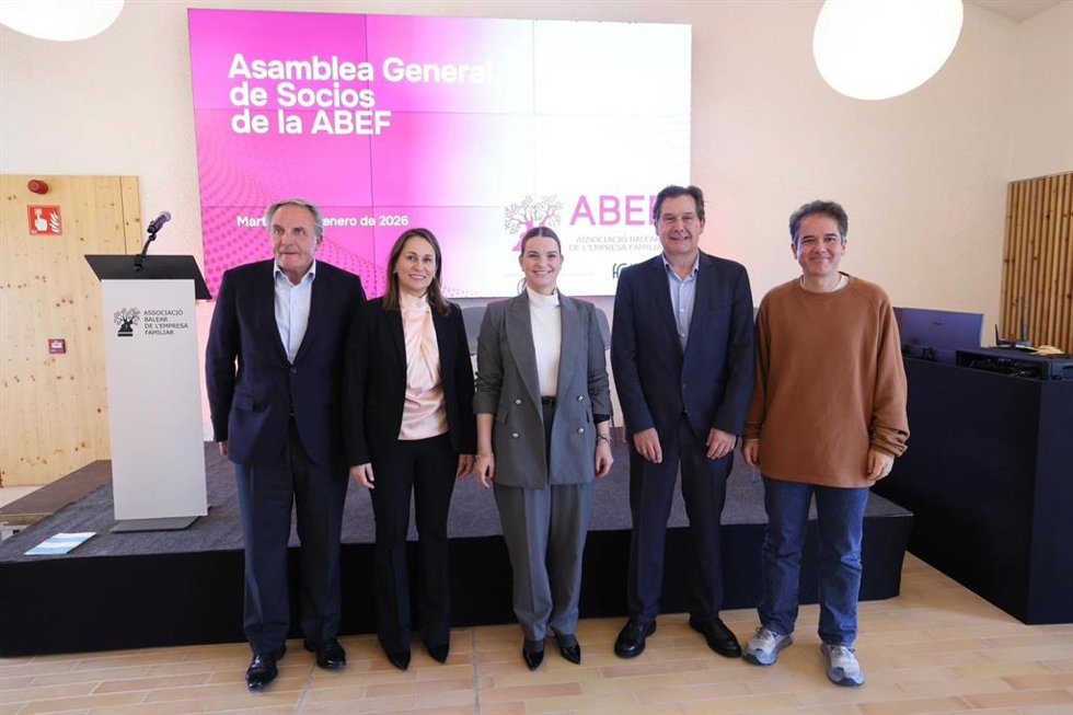 La presidenta del Govern, Marga Prohens, en la Asamblea General de la Asociación Balear de la Empresa Familiar (ABEF)