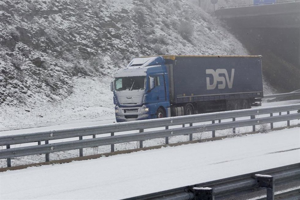 Archivo - Un camión circula por una carretera cubierta de nieve 