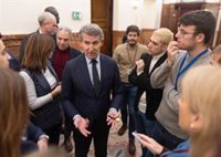 Feijóo replica que es Sánchez el que convierte a los mayores en "rehenes" al mezclar la inquiokupación con las pensiones