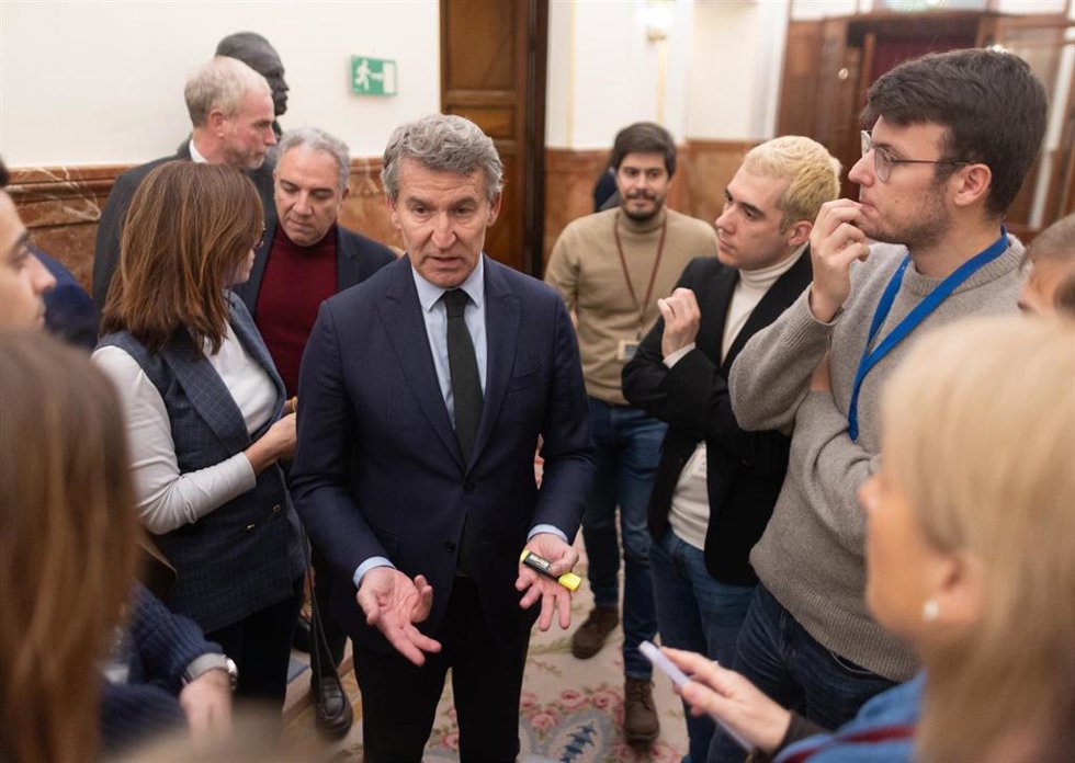 El presidente del PP, alberto Núñez Feijóo, durante una sesión plenaria extraordinaria en el Congreso de los Diputados, a 27 de enero de 2026, en Madrid (España). 