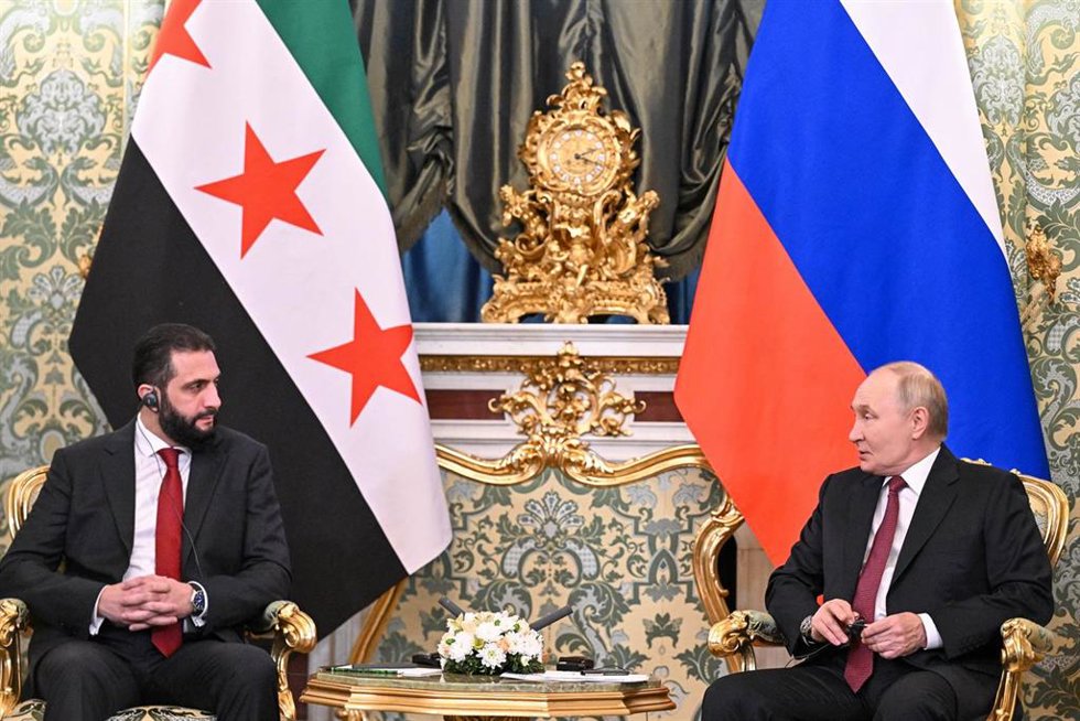 Archivo - El presidente de transición de Siria, Ahmed al Shara, junto a su homólogo ruso, Vladimir Putin