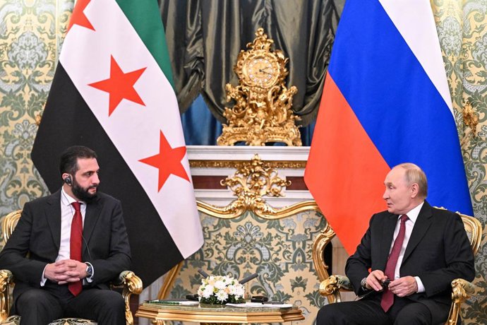Archivo - RUSSIA, MOSCOW - OCTOBER 15, 2025: Syria's President Ahmed Al-Sharaa (L) and Russia's President Vladimir Putin during talks in the Kremlin