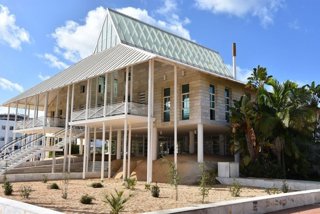 Archivo - Fachada del Ayuntamiento de Punta Umbría (Huelva).