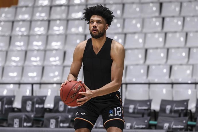 Archivo - Kaiser Gates, durante un calentamiento.