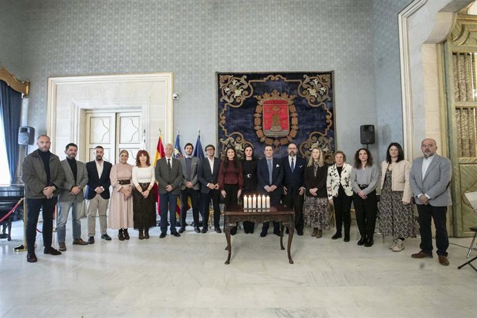 El Ayuntamiento de Alicante recuerda a las víctimas del Holocausto en un acto con la comunidad judía