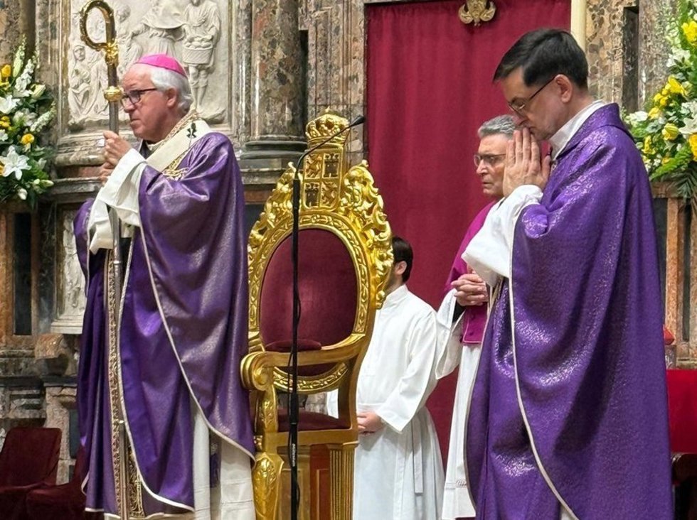El arzobispo de Sevilla, monseñor José Ángel Saiz Meneses, en una misa celebrada en la Capilla de la Virgen de los Reyes.