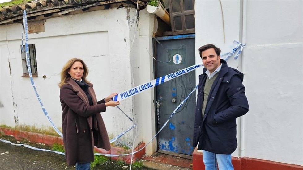 Reyes Romero y el concejal de Vox en Marchena, junto al inmueble objeto de denuncia.