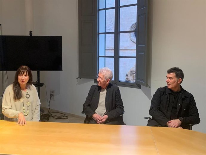 La letrada Eva María Cardona, Maixabel Lasa y Eduardo Santos Itoiz antes de participar en la mesa redonda