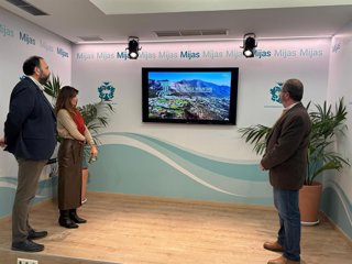 La alcaldesa de Mijas (Málaga), Ana Mata, acompañada del edil de Turismo, Francisco Jerez, presenta la nueva campaña de promoción turística del municipio