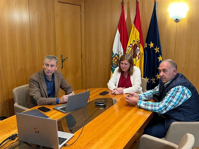 Ignacio Sáenz de Urturi, director general de Medio Natural y Paisaje; Noemí Manzanos, consejera de Agricultura, Ganadería, Medio Rural y Medio Ambiente, y Óscar Barcenilla, delegado de ARRECAL en La Rioja, durante una reunión mantenida en el pasado