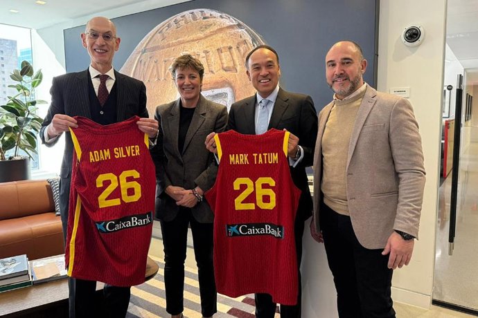 Adam Silver recibe a Elisa Aguilar y Chus Mateo en Nueva York.