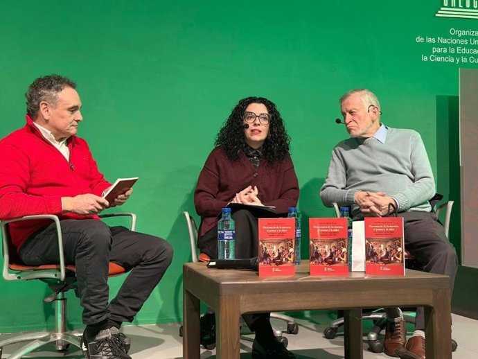 Cultura edita el `Diccionariu de la mazana, el pumar y la sidra' para difundir el universo lingüístico de la cultura sidrera