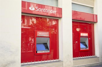 Archivo - Cajeros de una oficina del Banco Santander, a 29 de septiembre de 2024, en Madrid (España)