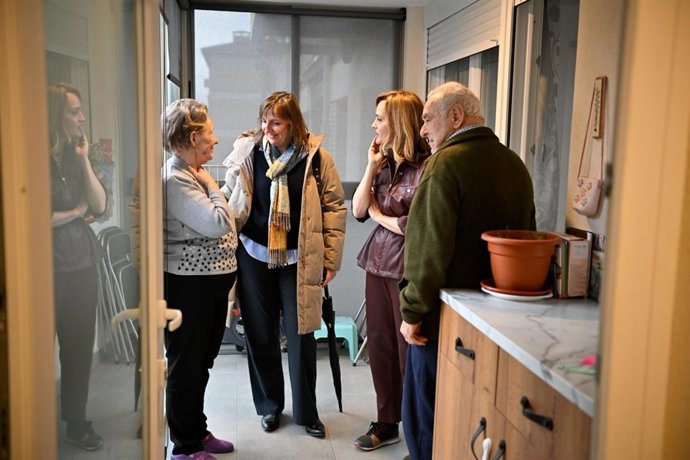 La portavoz del PSOE en el Ayuntamiento de Zaragoza, Lola Ranera, y la candidata al Gobierno de Aragón, Pilar Alegría, visitan una vivienda.