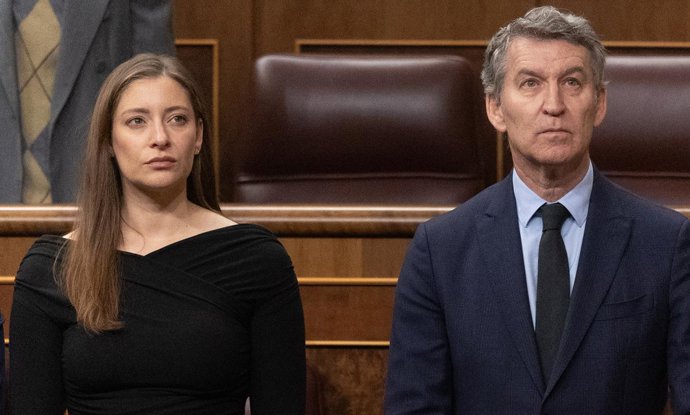La portavoz del PP, Ester Muñoz, y el  presidente del PP, Alberto Núñez Feijóo, durante una sesión plenaria extraordinaria en el Congreso de los Diputados, a 27 de enero de 2026, en Madrid (España). 