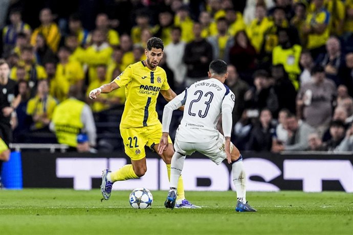 Archivo - Ayoze Pérez ante Pedro Porro en el Tottenham-Villarreal CF de la Liga de Campeones 25-26