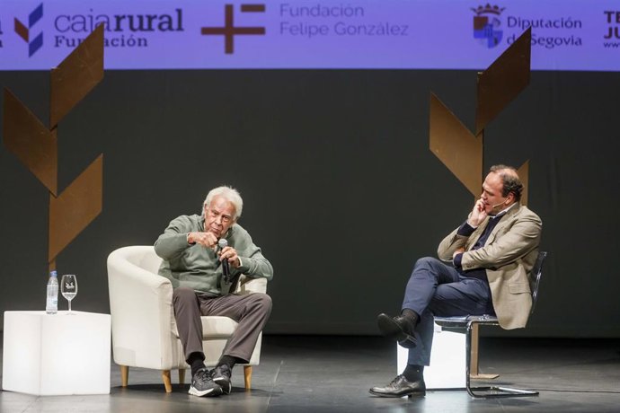 El expresidente del Gobierno Felipe González protagoniza el XVI Congreso EM+FI de la Fundación Caja Rural de Segovia, en el Teatro Juan Bravo.