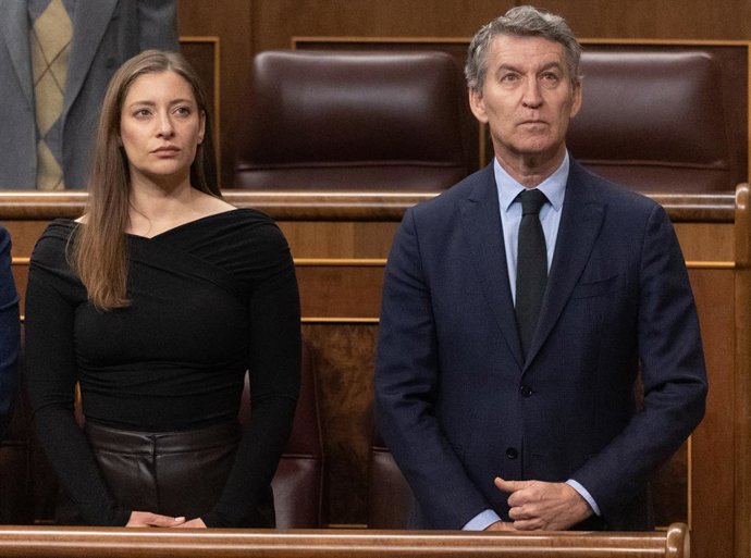 La portavoz del PP, Ester Muñoz, y el  presidente del PP, Alberto Núñez Feijóo, durante una sesión plenaria extraordinaria en el Congreso de los Diputados, a 27 de enero de 2026, en Madrid (España). El pleno del Congreso vota la convalidación o derogación