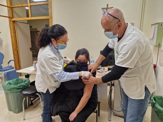 Profesionales sanitarios realizan una vacunación en un centro de salud del sistema público aragonés.