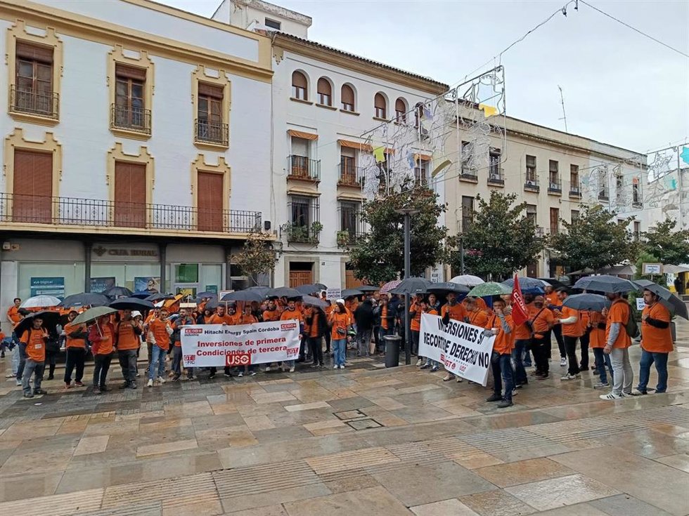 Archivo - Una reciente contentración de trabajadores de Hitachi ante el Ayuntamiento de Córdoba.
