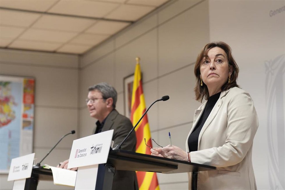 La consellera de Territorio y portavoz del Govern, Sílvia Paneque, y el secretario de Estado de Transportes y Movilidad Sostenible, José Antonio Santano.