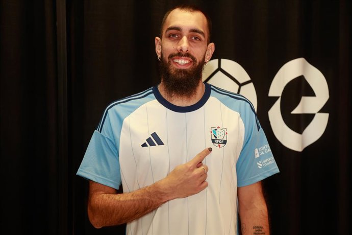 Borja Iglesias presenta la nueva camiseta de la selección gallega