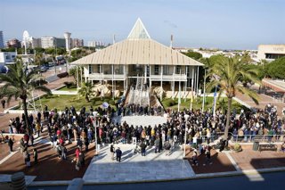Imágenes de los cinco minutos de silencio convocado por el Ayuntamiento de Punta Umbría (Huelva) en memoria de las personas fallecidas en el accidente de tren de Adamuz. Imagen de archivo. 