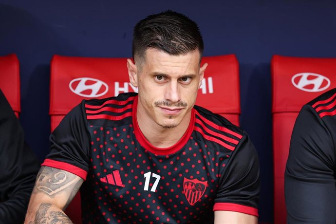 Archivo - Alfon González, como suplente en un partido del Sevilla FC.