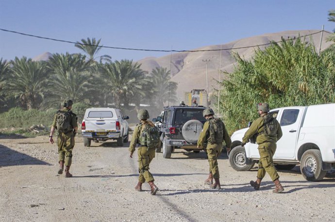 Archivo - September 18, 2023, Jordan Valley, West Bank, Palestine: Israeli soldiers on guard against the Palestinians during the demolition of Palestinian homes in the northern Jordan Valley in the occupied West Bank. Israeli army bulldozer demolished Pal