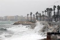 Aviso rojo por viento en Almería y naranja en el resto de Andalucía con alerta por oleaje en todo el litoral y lluvia