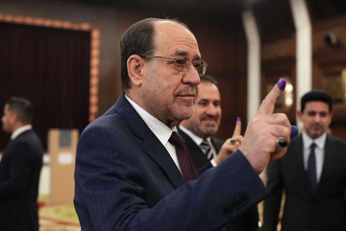 Archivo - 18 December 2023, Iraq, Baghdad: Former Iraqi Prime Minister Nouri al-Maliki shows his ink-stained finger after voting in the first provincial council elections in a decade. Photo: Ameer Al-Mohammedawi/dpa