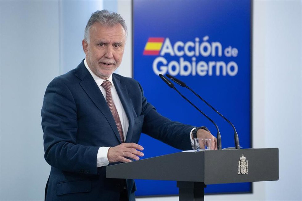 El ministro de Política Territorial y Memoria Democrática, Ángel Víctor Torres, ofrece una rueda de prensa, en el Complejo de la Moncloa, a 27 de enero de 2026, en Madrid (España).