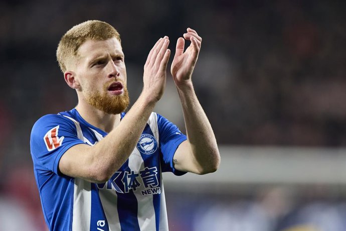 Archivo - Carlos Vicente of Deportivo Alaves reacts during the LaLiga EA Sports match between CA Osasuna and Deportivo Alaves at El Sadar on December 20, 2025, in Pamplona, Spain.