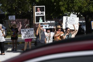 Imagen de archivo de una manifestación frente a un centro de detención del ICE en Florida