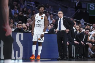 Sergio Scariolo, head coach of Real Madrid gives instructions to Andres Feliz during the Turkish Airlines EuroLeague Regular Season Round 23 match between Real Madrid and EA7 Emporio Armani Milano at Movistar Arena on January 20, 2026, in Madrid, Spain.